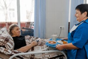 Помощь пожилым в доме престарелых
